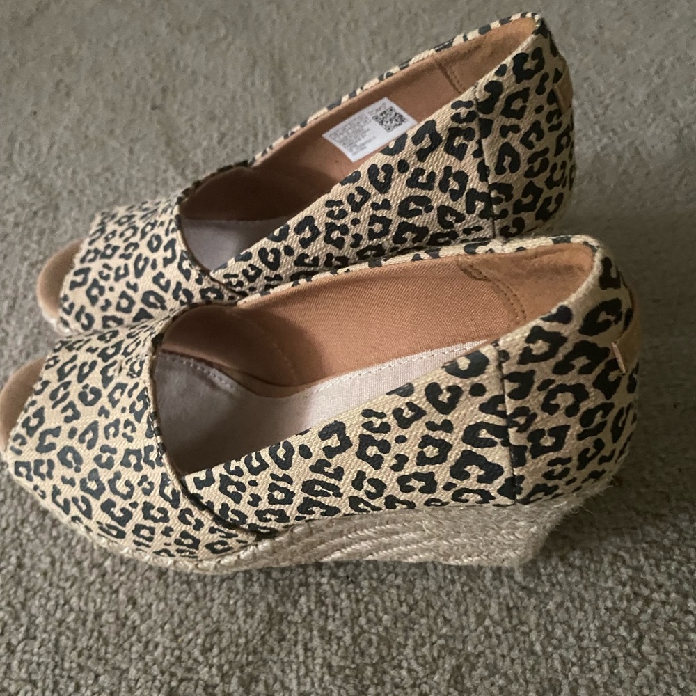Toms Black and Cream Wedges with Elegant Style